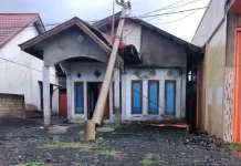 Angin Kencang, Membuat Tiang Listrik Roboh hingga Menimpa Rumah Warga Kerinci