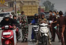 Peduli Kesehatan Warga, Kejari Sungai Penuh Turun Bagikan Masker