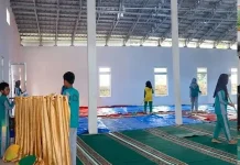 Siswa MTsN 1 Kerinci Kompak Bersihkan Masjid Baitul Ilmi