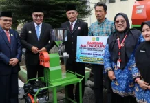 Hari Kesaktian Pancasila, Wako Alfin Salurkan Bantuan Tani