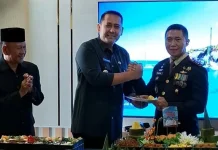 HUT ke-81 TNI, Dua Bupati di Sarko Kompak Potong Tumpeng