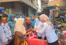 Empati dan Peduli, Wako Alfin Sambangi Korban Kebakaran Pasar Baru