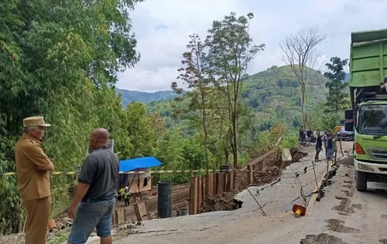 Wawako Azhar Pastikan Perbaikan Jalan yang Longsor KM 4