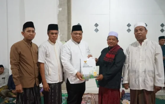 Safari Ramadhan, Sekda Merangin Serahkan Bantuan untuk Masjid Al Muhajirin