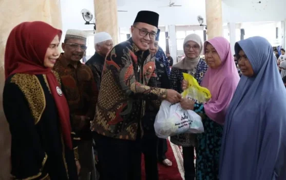 Serahkan Santunan Anak Yatim, Wako Alfin Beri Semangat dan Motivasi