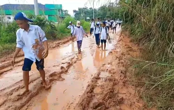 Jalan Rusak, Siswa SMP Merangin ke Sekolah tanpa Sepatu