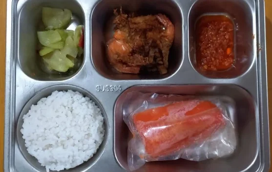Siswa MTsN 2 Sungai Penuh Terima Menu Sehat MBG,Udang hingga Pepaya