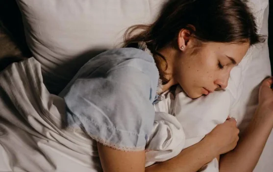 Sering terbangun saat tidur? Ini penyebab dan tanda normalnya