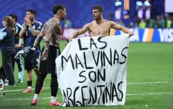 PM Inggris Desak FIFA Usut Spanduk Malvinas yang Dibentangkan Pemain Argentina