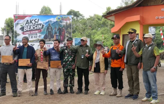 Momen HUT RI,Relawan Angkut 580 Kg Sampah di Jalur Pendakian Danau Gunung Tujuh