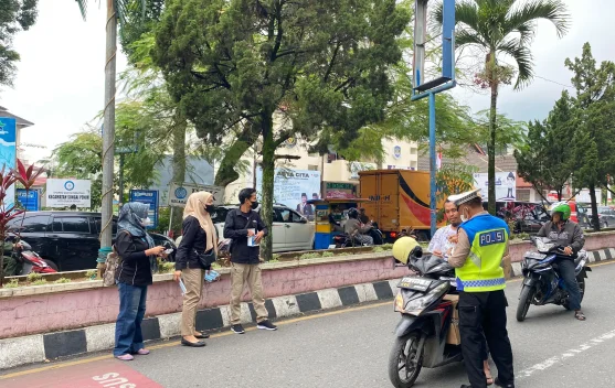 dalam Rangka HUT ke-81 RRI, SMA N 4 Angkatan 07 Bersama SMSI Bagikan 10 ribu Masker