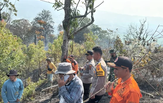 Polsek Gunung Kerinci Padamkan Karhutla Dua Hektar