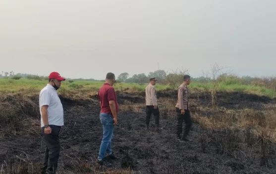 Polisi dan Warga Padamkan Karhutla di Semerap