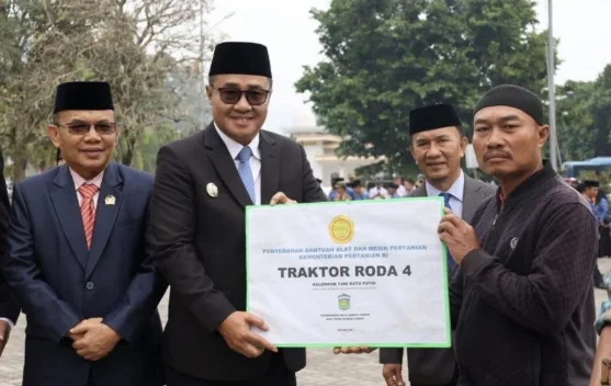 Wako Serahkan Bayuan Alsintan