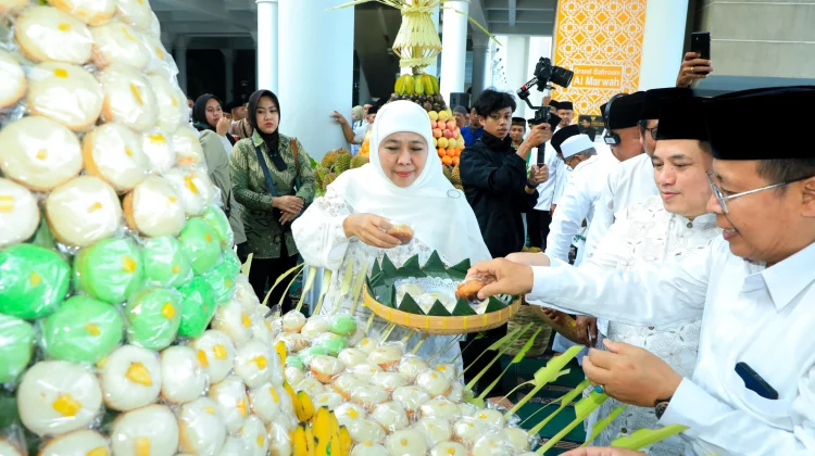 Khofifah Bersama Ribuan Jemaah Ikuti Megengan di Masjid Al-Akbar
