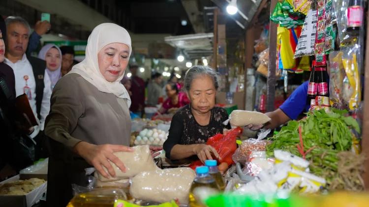 Pastikan Sembako Aman, Khofifah Sidak Pasar Tambakrejo