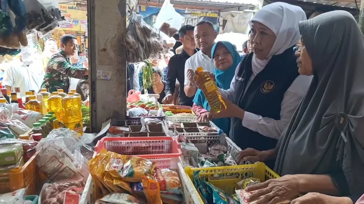 Khofifah Dapati Kelangkaan MinyakKita di Pasar Dukuh Kupang