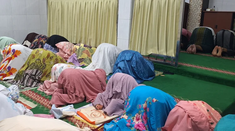 Sejumlah Warga Mulai Gelar Tarawih Malam Ini