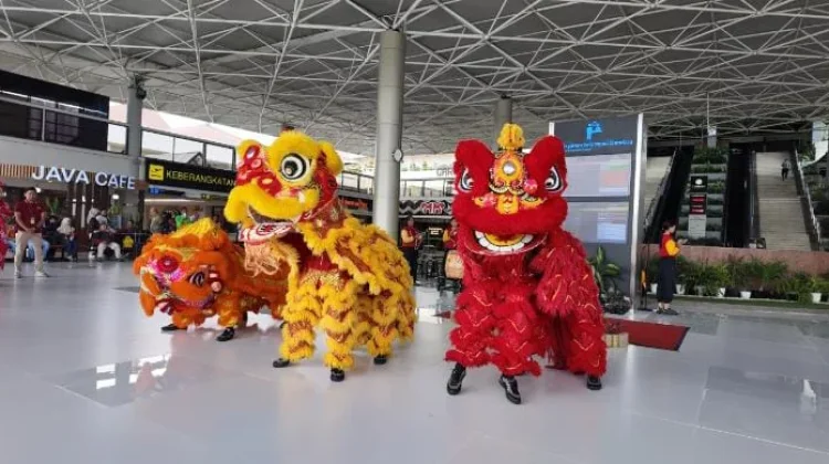 Barongsai dan Naga Liong Semarakkan Imlek di Juanda