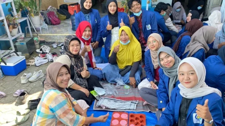 Mahasiswa ITS Ajak Warga Balongbendo Olah Jelantah jadi Sabun