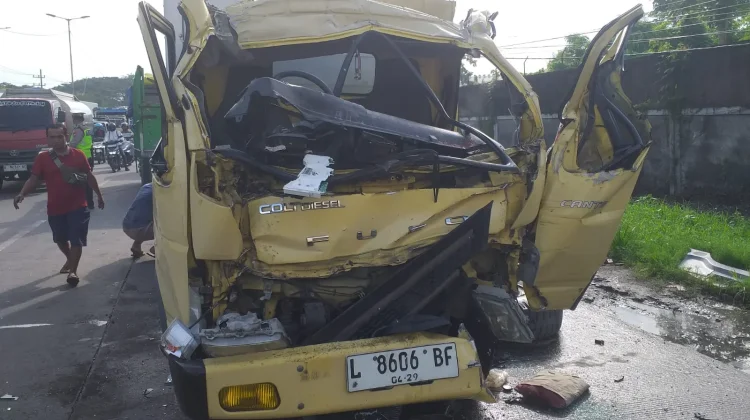 Truk Box Tabrak Dump Truk di Balongbendo, Satu Tewas di Lokasi