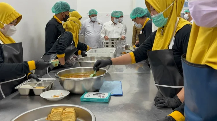 Menko Pangan Mengapresiasi Dapur MBG Nikmat Barokah Surabaya