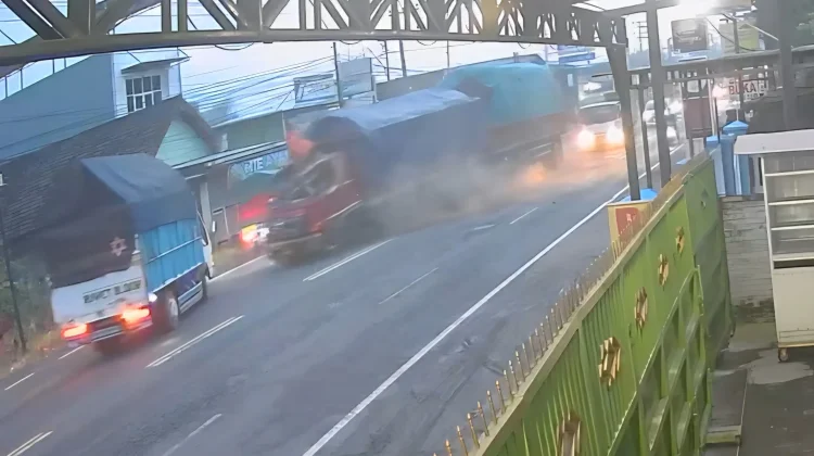 Truk Gandeng Oleng di Mojokerto, Empat Kendaraan Ringsek
