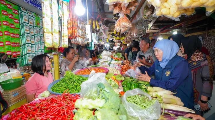 Khofifah Sidak Pasar Larangan, Harga Pangan Terkendali