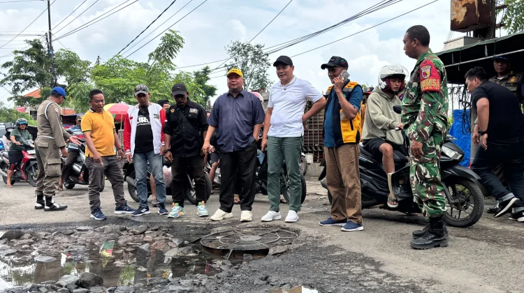 Bupati Sidoarjo Apresiasi Swadaya Warga Tambal Jalan Rusak