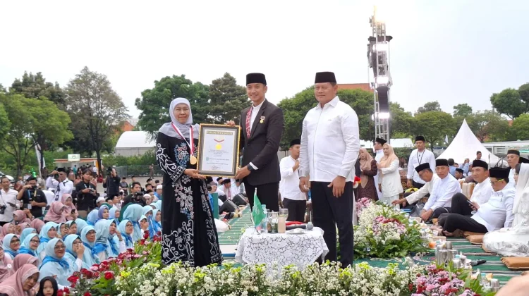 Ribuan Warga Jatim Terima Kurma Buka Puasa Hadiah Raja Salman