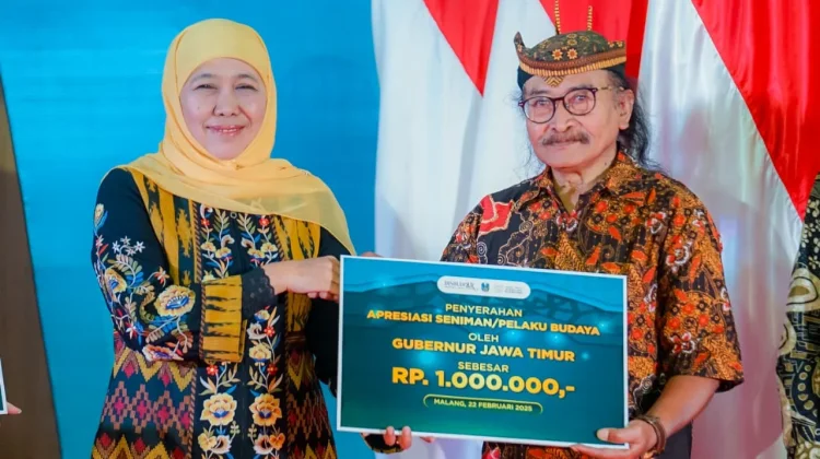 Berkah Ramadan, Khofifah Serahkan Apresiasi untuk Seniman dan Pelaku Budaya