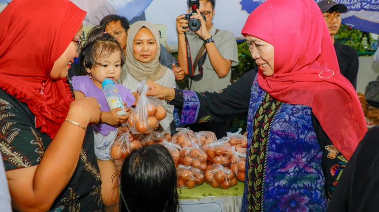 Warga Kampung Wonocolo Antusias Beli Sembako Murah Pemprov Jatim