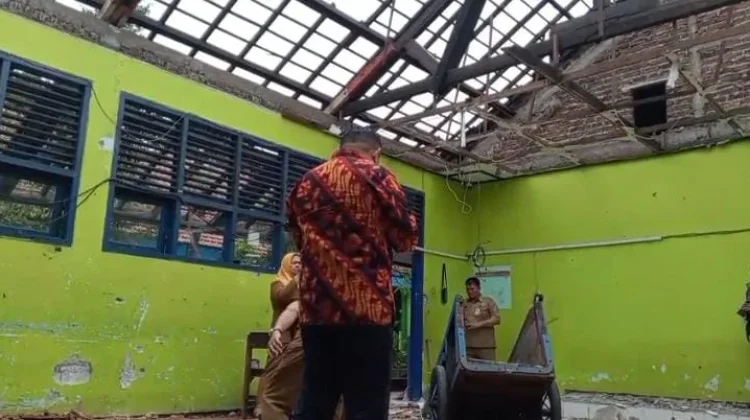 Atap Kelas Ambruk, Keselamatan Siswa Dipertaruhkan