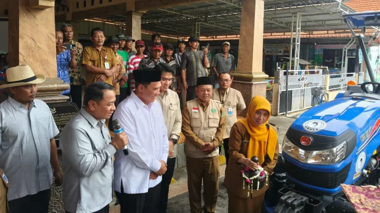 Bantuan Traktor Roda Empat Perkuat Pertanian Sidoarjo