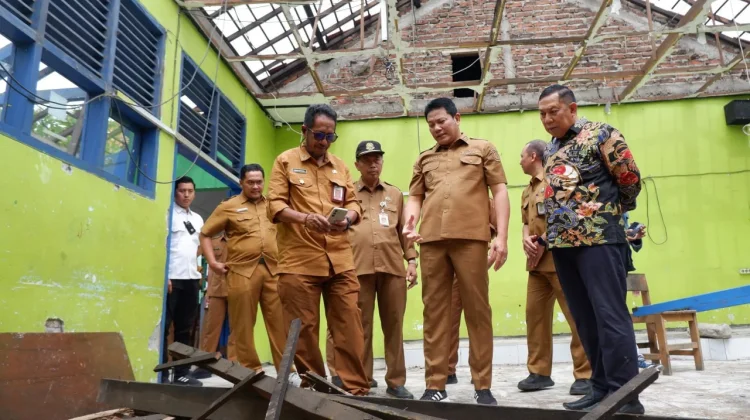 Bupati Sidoarjo Sidak Atap Sekolah Ambruk