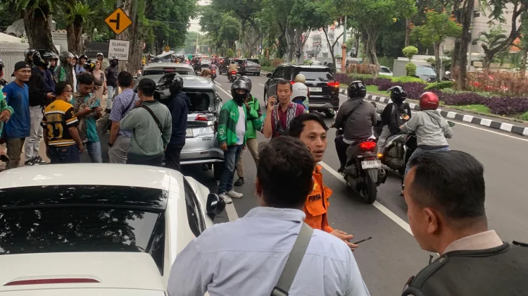 Tabrakan Beruntun 4 Mobil di Jalan Darmo, Satu Luka