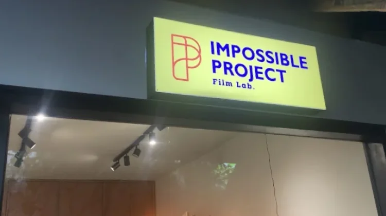 Mengenal Era Perfilm-an Analog Melalui “Impossible Project Film Lab“