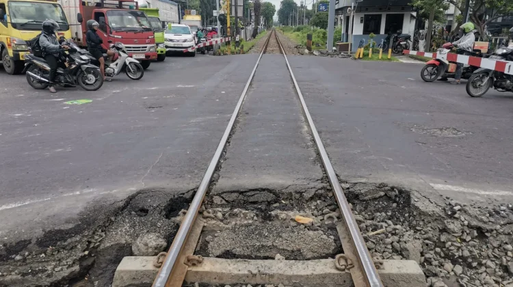 KAI Daop 8 Surabaya Perbaiki Tiga Perlintasan Surabaya