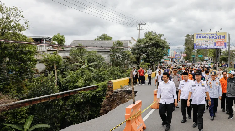 Wagub Emil Minta Pembangunan Ulang Jembatan Sentong Bondowoso Dipercepat