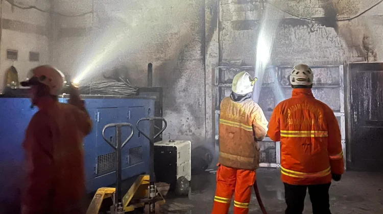 Gudang di Mojokerto Terbakar Satu Unit Genset Hangus