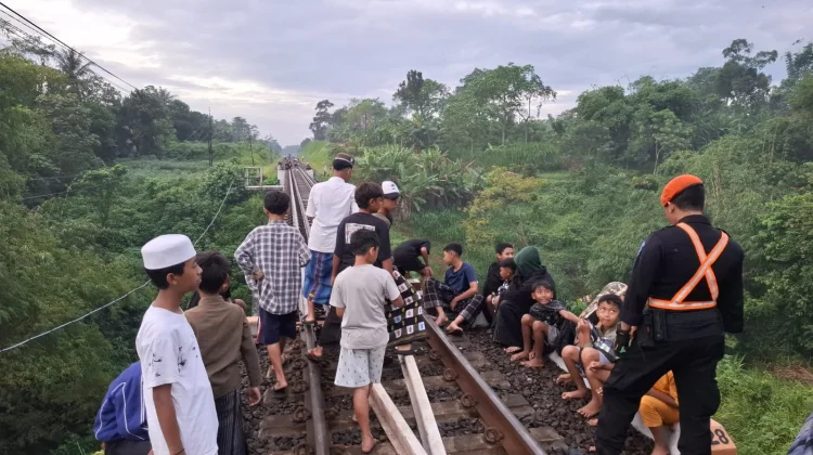 KAI Daop 8 Surabaya Ingatkan Bahaya Ngabuburit di Jalur Rel