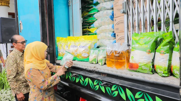 Khofifah Berangkatkan Truk EPIK, Sasar 15 Titik untuk Kendalikan Inflasi