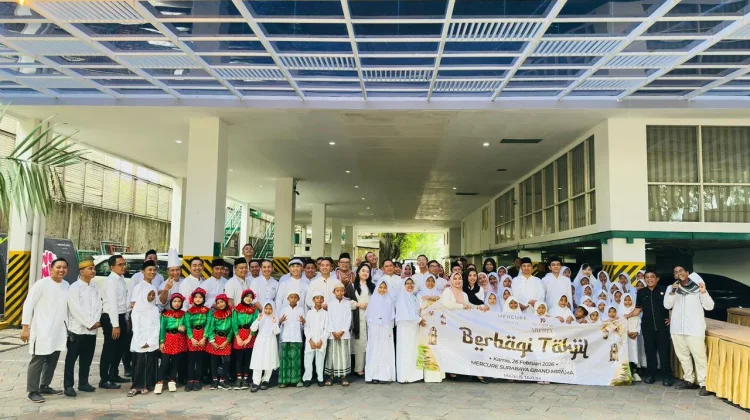 Bagi Takjil Sepanjang 19 Meter Jadi Aksi Sosial Mercure Grand Mirama Rayakan HUT