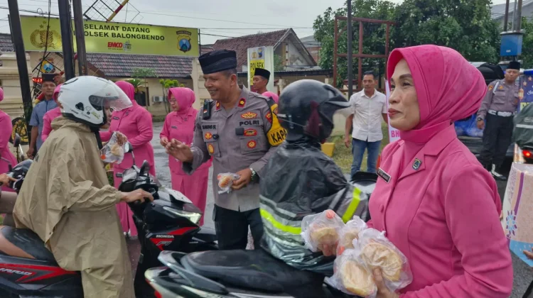 Polsek Balongbendo dan Bhayangkari Berbagi Takjil ke Pengguna Jalan