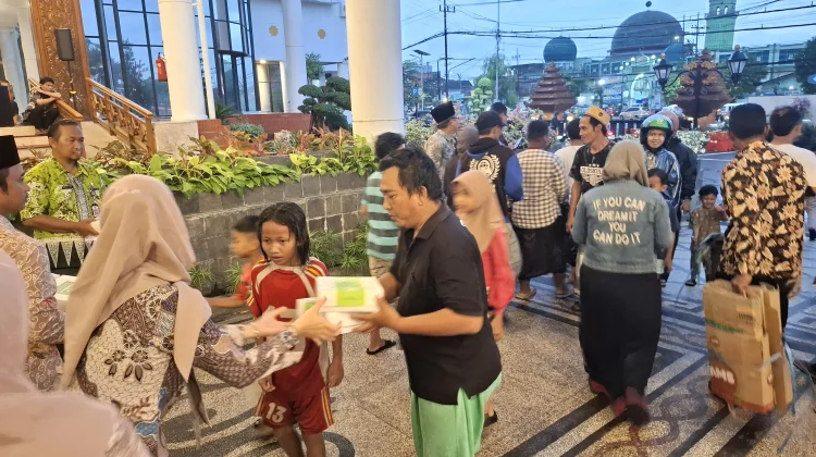 Hujan Gerimis, Pembagian 1.500 Takjil Setwan DPRD Jatim Ludes