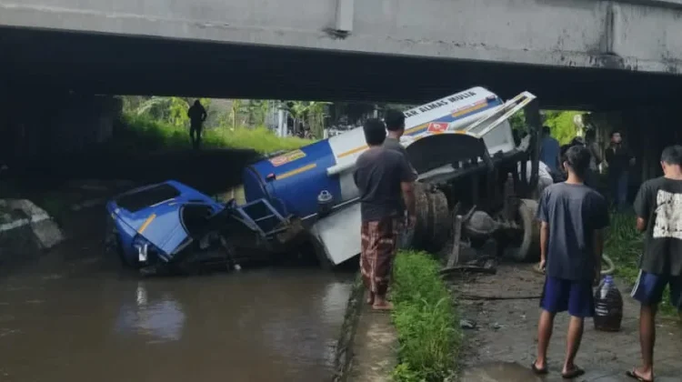 Supir Ngantuk, Truk Tangki Bermuatan Solar Terperosok di Tol Jomo