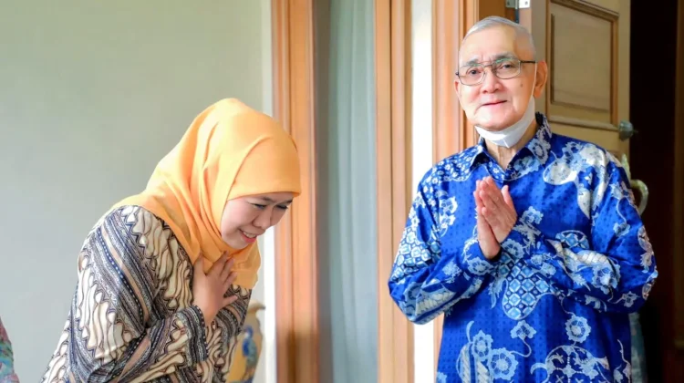 Gubernur Khofifah Sampaikan Duka atas Wafatnya Try Sutrisno