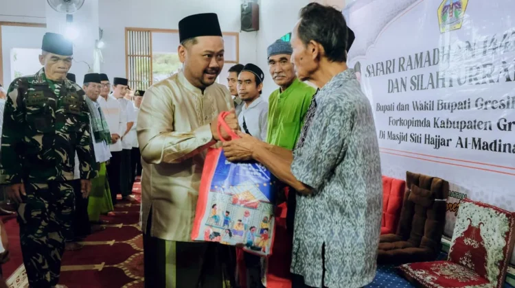 Safari Ramadan di Masjid Siti Hajar, Bupati Gresik Ajak Warga Perkuat Syukur