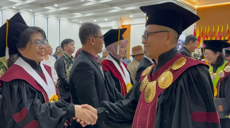 Kukuhkan 10 Guru Besar, Ubaya Perkuat Ekosistem Riset dan Inovasi