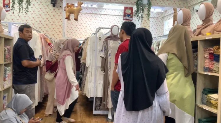 Menjelang Hari Raya, Toko Pakaian Gamis Mulai di Serbu Masyarakat